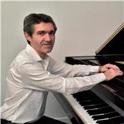 Pianiste professionnel, professeur de piano diplômé et pédagogue expérimenté, donne cours à Paris